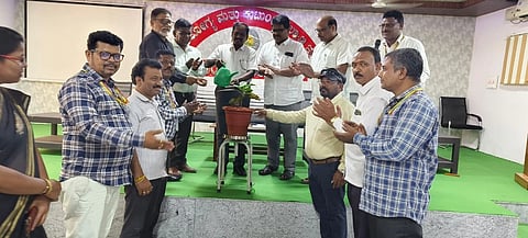 ರಾಯಚೂರಿನ ಜಿಲ್ಲಾ ಆರೋಗ್ಯ ಇಲಾಖೆಯ ಕೃಷ್ಣ ಸಭಾಂಗಣದಲ್ಲಿ  ಮಂಗಳವಾರ ಜಿಲ್ಲಾ ಆರೋಗ್ಯ ಮತ್ತು ಕುಟುಂಬ ಕಲ್ಯಾಣ ಇಲಾಖೆಯ ವತಿಯಿಂದ ಹಮ್ಮಿಕೊಂಡಿದ್ದ ವಿಶ್ವ ಆರೋಗ್ಯ ದಿನಾಚರಣೆ ಕಾರ್ಯಕ್ರಮಕ್ಕೆ ಡಿಎಚ್‌ಓ ಡಾ.ಸುರೇಂದ್ರ ಬಾಬು ಚಾಲನೆ ನೀಡಿದರು. ಜಿಲ್ಲಾ ಸರ್ವೇಕ್ಷಣಾದಿಕಾರಿ ಡಾ.ಗಣೇಶ ಕೆ., ತಾಲೂಕು ಆರೋಗ್ಯ ಅಧಿಕಾರಿ ಡಾ.ಅಮೃತ ಹುಕ್ಕೇರಿ, ಸಹಾಯಕ ಆಡಳಿತ ಅಧಿಕಾರಿ ಶಹಜಾನ್, ಪ್ರಮುಖರಾದ ಡಾ.ಶಿವಕುಮಾರ್ ನಾರಾ ಇದ್ದರು.