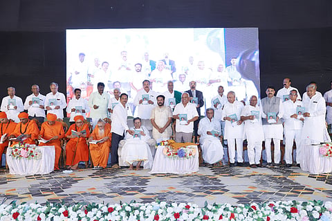 ರಾಯಚೂರಿನ ಗಂಜ್ ಕಲ್ಯಾಣ ಮಂಟಪದಲ್ಲಿ ಬುಧವಾರ ಮಾಜಿ ಸಚಿವ ಎಂ.ಎಸ್. ಪಾಟೀಲ ಅವರ ಮಾಗಿದ ಮುತ್ಸದ್ದಿ ಗ್ರಂಥವನ್ನು ಮಾಜಿ ಸಭಾಪತಿ ಕೆ.ರಮೇಶ ಕುಮಾರ ಲೋಕಾರ್ಪಣೆ ಮಾಡಿದರು. ಬೂದಿಬಸವ ಶಿವಾಚಾರ್ಯ, ರಾಚೋಟಿ ಶಿವಾಚಾರ್ಯ, ಗುರುಬಸವ ಮಹಾಸ್ವಾಮಿ, ಸಿದ್ದಲಿಂಗಸ್ವಾಮಿ,ಮಾಜಿ ಸಚಿವ ಎನ್.ಎಸ್.ಬೋಸರಾಜು, ಶಾಸಕ ಡಾ.ಎಸ್.ಶಿವರಾಜ ಪಾಟೀಲ್, ಮಾಜಿ ಕೇಂದ್ರ ಸಚಿವ ಬಸವರಾಜ ಪಾಟೀಲ್ ಅನ್ವರಿ, ಸಂಸದ ಜಿ.ಕುಮಾರ ನಾಯಕ,ಮಾಜಿ ಸಚಿವರಾದ ಅಮರೆಗೌಡ, ಬಯ್ಯಪುರ,ಶಾಸಕ ಹಂಪಯ್ಯ ನಾಯಕ, ಮಾಜಿ ಸಂಸದ ಬಿ.ವಿ ನಾಯಕ, ಎನ್ ಶಂಕ್ರಪ್ಪ, ಬಿ.ವೆಂಕಟಸಿಂಗ್, ಚಂದ್ರಶೇಖರ ಮಿರ್ಜಾಪೂರು, ಎಂ.ವಿರೂಪಾಕ್ಷಿ, ಮಹ್ಮದ್  ಶಾಲಂ ಇದ್ದರು.