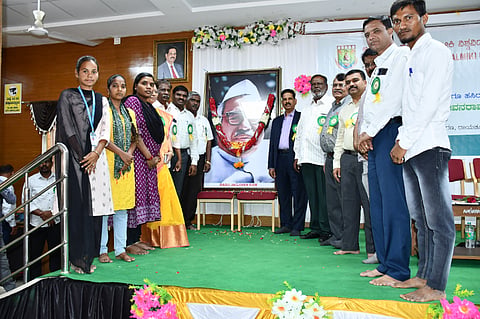 ಆದಿಕವಿ ಶ್ರೀಮಹರ್ಷಿ ವಾಲ್ಮೀಕಿ ವಿಶ್ವವಿದ್ಯಾನಿಲಯದ ಸಭಾಂಗಣದಲ್ಲಿ ಬುಧವಾರ ಹಮ್ಮಿಕೊಂಡ ಮಾಜಿ ಉಪ ಪ್ರಧಾನಿ ಡಾ.ಬಾಬು ಜಗಜೀವನರಾಮ ಅವರ 119 ನೇ ಜಯಂತ್ಯೋತ್ಸವ ನಿಮಿತ್ತ ಅವರ ಭಾವಚಿತ್ರಕ್ಕೆ  ಬೆಂಗಳೂರಿನ ಸಾಮಾಜಿಕ ಮತ್ತು ಆರ್ಥಿಕ ಬದಲಾವಣೆಯ ಸಂಸ್ಥೆ ಚಿಂತಕ ದಾಸನೂರು ಕೂಸಣ ಮಾಲಾರ್ಪಣೆ ಮಾಡಿದರು. ಕುಲಪತಿ ಪ್ರೊ.ಶಿವಾನಂದ ಕೆಳಗಿನಮನಿ, ಕುಲಸಚಿವ ಡಾ.ಎ.ಚನ್ನಪ್ಪ ,ಮೌಲ್ಯಮಾಪನ ಕುಲಸಚಿವ ಪ್ರೊ.ಜ್ಯೋತಿ ದಮ್ಮ ಪ್ರಕಾಶ್, ಹಣಕಾಸು ಅಧಿಕಾರಿ ಗಾಯತ್ರಿ, ವಿದ್ಯಾರ್ಥಿ ಕಲ್ಯಾಣಾಧಿಕಾರಿ ಪ್ರೊ.ಪಾರ್ವತಿ.ಸಿ.ಎಸ್., ಡಾ.ಲತಾ.ಎಂ.ಎಸ್ ಇದ್ದರು.