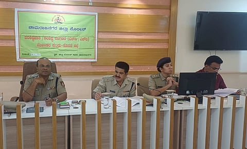 ಚಾಮರಾಜನಗರದ ಜಿಲ್ಲಾ ಪೊಲೀಸ್ ವರಿಷ್ಠಾಧಿಕಾರಿ ಕಚೇರಿ ಸಭಾಂಗಣದಲ್ಲಿ ಭಾನುವಾರ ಆಯೋಜಿಸಿದ್ದ ಎಸ್ಸಿ/ಎಸ್ಟಿ ಕುಂದುಕೊರತೆ ಸಭೆಯಲ್ಲಿ ಮುಖಂಡರು ಭಾಗವಹಿಸಿದರು.