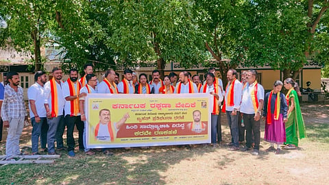  ಚಾಮರಾಜನಗರದ ಜಿಲ್ಲಾಡಳಿತ ಭವನದ ಮುಂಭಾಗ ಕರವೇ ಸಂಘನೆಯ ಸದಸ್ಯರು ಬುಧವಾರ ಪ್ರತಿಭಟನೆ ನಡೆಸಿದರು. ಎಚ್.ಎನ್.ಮಂಜೇಶ್, ರಾಜೇಂದ್ರ ನಾಯಕ್, ಅರ್ಜುನ್, ರಾಘವೇಂದ್ರ, ಹೇಮಂತ್, ಸಂತೋಷ್,  ಆಯಾಜ್ ಕನ್ನಡಿಗ, ರಮೇಶ್ ನಾಯಕ್,  ಮಹದೇವಸ್ವಾಮಿ, ಭಾಗ್ಯಲಕ್ಷ್ಮಿ ಮತ್ತು ಇತರರಿದ್ದರು.