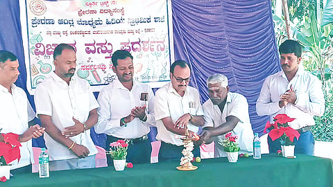 ಚಾಮರಾಜನಗರ ತಾಲೂಕಿನ ಅಂಕನಶೆಟ್ಟಿಪುರ ಗ್ರಾಮದ ಪ್ರೇರಣಾ ವಿದ್ಯಾ ಸಂಸ್ಧೆಯಲ್ಲಿ ಶನಿವಾರ ಆಯೋಜಿಸಿದ್ದ ವಿಜ್ಞಾನ ವಸ್ತು ಪ್ರದರ್ಶನ ಕಾರ್ಯಕ್ರಮವನ್ನು ಗಣ್ಯರು ಉದ್ಘಾಟಿಸಿದರು. ನಟರಾಜು, ಶಮಿತ್‌ಕುಮಾರ್, ಶಿವಸ್ವಾಮಿ ಮತ್ತು ಇತರರು ಹಾಜರಿದ್ದರು.