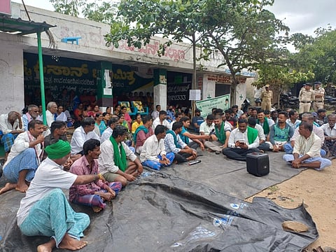 ಚಾಮರಾಜನಗರ ತಾಲೂಕಿನ ಪಣ್ಯದಹುಂಡಿ ಗ್ರಾಮದ ಬಸ್ ನಿಲ್ದಾಣದಲ್ಲಿ ಬುಧವಾರ ಗ್ರಾಮಸ್ಥರು ಪ್ರತಿಭಟನೆ ನಡೆಸಿದರು. ಪಣ್ಯದಹುಂಡಿ ಮತ್ತು ಸುತ್ತಮುತ್ತಲಿನ ಗ್ರಾಮಗಳ ಜನರು ಇದ್ದರು.