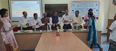  ಚಾಮರಾಜನಗರ ತಾಲೂಕಿನ ಹರದನಹಳ್ಳಿಯ ಕೃಷಿ ವಿಜ್ಞಾನ ಕೇಂದ್ರದಲ್ಲಿ  ಇತ್ತೀಚೆಗೆ ಆಯೋಜಿಸಿದ್ದ ಜಲ ದಿನಾಚರಣೆ ಕಾರ್ಯಕ್ರಮವನ್ನು ಮಂಡ್ಯ ಕೃಷಿ ವಿಶ್ವ ವಿದ್ಯಾಲಯದ ಕುಲಪತಿ ಡಾ.ಕೆ.ಸಿ. ನಾರಾಯಣಸ್ವಾಮಿ ಉದ್ಘಾಟಿಸಿದರು. ಡಾ.ಜಿ.ಎಂ.ದೇವಗಿರಿ, ಡಾ.ರಾಮಚಂದ್ರ, ಡಾ.ಬಿ.ಎಸ್.ಬಸವರಾಜ್, ಎನ್.ಕೇಶವಮೂರ್ತಿ ಇತರರು ಹಾಜರಿದ್ದರು.