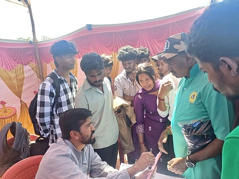 ಚಾಮರಾಜನಗರದ ಡಾ.ಬಿ.ಆರ್.ಅಂಬೇಡ್ಕರ್ ಕ್ರೀಡಾಂಗಣದಲ್ಲಿ ಗುರುವಾರ ಆಯೋಜಿಸಿದ್ದ ಕ್ರೀಡಾ ಮತ್ತು ಸಾಂಸ್ಕೃತಿಕ ಸ್ಪರ್ಧೆಯಲ್ಲಿ ಬುಡಕಟ್ಟು ಸಮುದಾಯದವರು ಪಾಲ್ಗೊಂಡರು. 