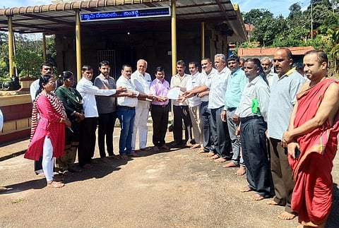    ಶಾಂತಳ್ಳಿಯ ಶ್ರೀ ಕುಮಾರಲಿಂಗೇಶ್ವರ ದೇವಸ್ಥಾನಕ್ಕೆ ಧರ್ಮಸ್ಥಳದಿಂದ ಮಂಜೂರಾದ 1.50 ಲಕ್ಷ ರೂ.ಗಳ ಮೊತ್ತದ ಡಿಡಿಯನ್ನು ದೇವಸ್ಥಾನ ಸಮಿತಿ ಅಧ್ಯಕ್ಷ ಕೆ.ಎಂ.ಲೋಕೇಶ್ ಅವರಿಗೆ ತಾಲೂಕು ಯೋಜನಾಧಿಕಾರಿ ಹನುಮಂತ ಅಂಗಡಿ ಹಸ್ತಾಂತರಿಸಿದರು.