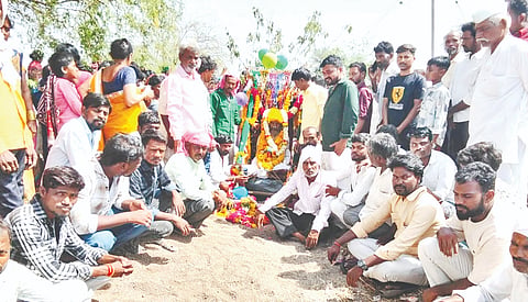  ಯಡ್ರಾಮಿ ತಾಲೂಕಿನ ಯತ್ನಾಳದಲ್ಲಿ ಬುಧವಾರ ಸ್ಮಶಾನಭೂಮಿ ಒದಗಿಸುವಂತೆ ಆಗ್ರಹಿಸಿ ಗ್ರಾಮಸ್ಥರು ರಸ್ತೆಯಲ್ಲಿ ಶವವಿಟ್ಟು ಪ್ರತಿಭಟನೆ ನಡೆಸಿದರು.  ಶರಣಗೌಡ ಪೊಲೀಸ್​ ಪಾಟೀಲ್​, ಬಸವರಾಜಗೌಡ ಕೋನಸಿರಸಗಿ, ಸ್ವಾಮಪ್ಪ ಬಡಗೇರ, ನಿಂಗಪ್ಪ ಕಾಂಬಳೆ ಇತರರಿದ್ದರು.