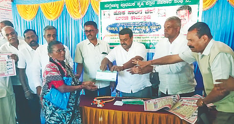 ನುಗ್ಗೇಹಳ್ಳಿ ಪ್ರಾಥಮಿಕ ಕೃಷಿ ಪತ್ತಿನ ಸಹಕಾರ ಸಂಘದಿಂದ 42 ರೈತರಿಗೆ 15 ಲಕ್ಷ ರೂ.ಗಳ ಚೆಕ್ಕನ್ನು ಶಾಸಕ ಸಿ.ಎನ್.ಬಾಲಕೃಷ್ಣ ವಿತರಿಸಿದರು. ಎನ್.ಆರ್.ನಟರಾಜ್, ಡಿ.ವಿನಯ್, ವಿಕ್ಟರ್, ನಾಗರಾಜು, ಪಟೇಲ್ ಕುಮಾರ್, ಸಂಪತ್ ಕುಮಾರ್, ರಂಗಸ್ವಾಮಿ, ಇದ್ದರು. 