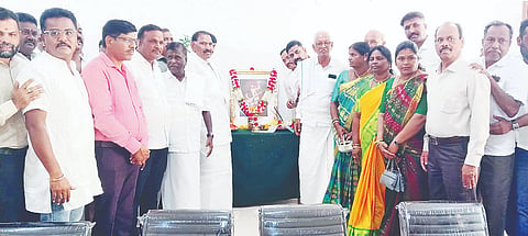 ತಾಲೂಕು ಕಚೇರಿ ಆವರಣದಲ್ಲಿರುವ ಕಂದಾಯ ಭವನದಲ್ಲಿ ಶನಿವಾರ ಕನಕ ಜಯಂತಿ ಕಾರ್ಯಕ್ರಮ ಆಯೋಜಿಸಲಾಗಿತ್ತು. ಕೆ.ಎಂ.ಶಿವಲಿಂಗೇಗೌಡ, ಸಂತೋಷ್ ಕುಮಾರ್, ಬಿಳಿಚೌಡಯ್ಯ, ಕೃಷ್ಣಮೂರ್ತಿ, ಧರ್ಮಶೇಖರ್ ಇತರರಿದ್ದರು.