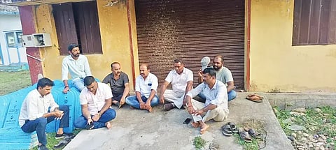 ಬಾಳೆಹೊನ್ನೂರು ಸಮೀಪದ ಖಾಂಡ್ಯ ಹೋಬಳಿಯ ಪುರದಲ್ಲಿ ಕಾರ್ಮಿಕನ ಮೇಲೆ ಆನೆ ದಾಳಿ ನಡೆದ ಪ್ರಕರಣ ಖಂಡಿಸಿ ಖಾಂಡ್ಯ ನಾಗರಿಕ ರಕ್ಷಣಾ ವೇದಿಕೆಯಿಂದ ಸಭೆ ನಡೆಸಲಾಯಿತು. ಚಂದ್ರಶೇಖರ್ ರೈ, ನವೀನ್, ಸಂಪತ್, ಶಿವಶಂಕರ್, ರಾಜೇಶ್, ಪ್ರೇಮೇಶ್, ಸುರೇಶ್ ಇದ್ದರು.