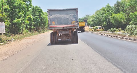 ಸಂಚಾರಿ ನಿಯಮ ಉಲ್ಲಂಘಿಸಿ ರಾ.ಹೆ.ಯಲ್ಲಿ ಸಂಚರಿಸುತ್ತಿರುವ​ ಲಾರಿ.