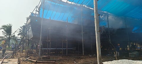 ಹೊಸಾಡು ಗ್ರಾಮದ ಅರಾಟೆ ಸೇತುವೆ ಬಳಿಯಿರುವ ಪ್ರಕಾಶ್ ಆಚಾರಿ ಮಾಲೀಕತ್ವದ ಬೋಟ್‌ಗಳ ನಿರ್ಮಾಣ ಘಟಕದಲ್ಲಿ ಬೆಂಕಿ ಅವಘಡ ಸಂಭವಿಸಿದೆ.
