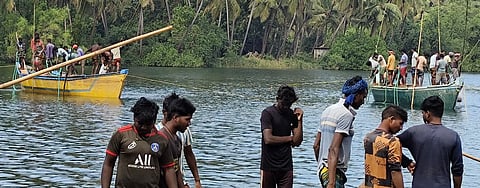 ತ್ರಾಸಿ ಗ್ರಾಪಂ ವ್ಯಾಪ್ತಿಯ ಆನಗೋಡು ಎಂಬಲ್ಲಿ ಸೌಪಣಿಕಾ ನದಿಯಲ್ಲಿ ಅವೈಜ್ಞಾನಿಕವಾಗಿ ಮರಳು ತೆಗೆಯುತ್ತಿರುವುದು.