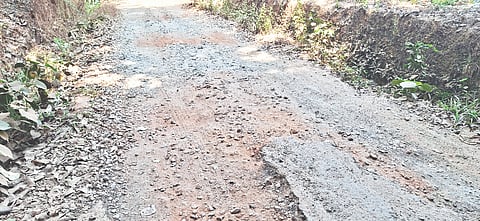  ಬಿ.ಎಚ್.ರಸ್ತೆಯಿಂದ ಗುಲ್ವಾಡಿ ಕಳುವಿನ ಬಾಗಿಲುವಿಗೆ ಸಂಪರ್ಕ ಕಲ್ಪಿಸುವ ಮುಖ್ಯ ರಸ್ತೆ ಸಂಪೂರ್ಣ ಹದಗೆಟ್ಟಿರುವುದು.