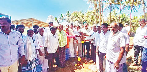 ಕಿಕ್ಕೇರಿ ಹೋಬಳಿ ಕೋಟಹಳ್ಳಿ ಮತ್ತಿತರ ಗ್ರಾಮಗಳ ರಸ್ತೆ ಅಭಿವೃದ್ಧಿ ಕಾಮಗಾರಿಗೆ ಶಾಸಕ ಎಚ್.ಟಿ.ಮಂಜು ಚಾಲನೆ ನೀಡಿದರು. ಮುಖಂಡರಾದ ಮಧು, ಶೇಖರ್, ಮಂಜೇಗೌಡ, ಕೋಟಹಳ್ಳಿ ಕುಮಾರ್, ಮಲ್ಲೇಶ್ ಇತರರಿದ್ದರು.
