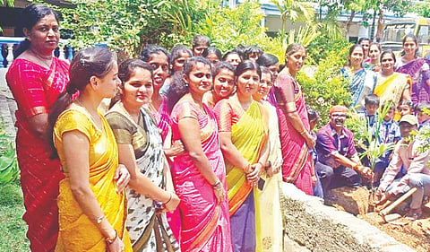 ಕಿಕ್ಕೇರಿಯ ಕೇಂಬ್ರಿಡ್ಜ್ ಶಾಲೆಯಲ್ಲಿ ಇತ್ತೀಚೆಗೆ ಆಯೋಜಿಸಿದ್ದ ಪರಿಸರದೊಂದಿಗೆ ನಾವು ನೀವು ಕಾರ್ಯಕ್ರಮದಲ್ಲಿ ಗಾಯಕ ಡಾ. ಕಿಕ್ಕೇರಿ ಕೃಷ್ಣಮೂರ್ತಿ ಸಸಿ ನೆಟ್ಟು ನೀರೆರೆದರು. ಅನುಪಮಾ, ಎಚ್.ಎಂ. ದೀಪಾ, ಶೇಕ್ಷವಲ್ಲಿ, ಕೋಮಲಾ ಇತರರು ಇದ್ದರು.