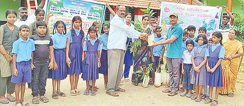 ಕಿಕ್ಕೇರಿ ಹೋಬಳಿಯ ಊಗಿನಹಳ್ಳಿ ಸರ್ಕಾರಿ ಪಾಠಶಾಲೆಯಲ್ಲಿ ಆಯೋಜಿಸಿದ್ದ ಪರಿಸರ ದಿನಾಚರಣೆಯಲ್ಲಿ ಸ್ವಾಮಿ ವಿವೇಕಾನಂದ ಸ್ವಯಂ ಸೇವಾ ಪ್ರತಿಷ್ಠಾನದಿಂದ ಗಿಡ ವಿತರಿಸಲಾಯಿತು. ವೆಂಕಟೇಶ್, ಹೇಮಂತ್, ಯೋಗೇಶ್ ಇತರರು ಇದ್ದರು.