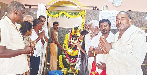 ಕಿಕ್ಕೇರಿಯಲ್ಲಿ ವಿಪ್ರ ಬಾಂಧವ ಸಮಿತಿಯಿಂದ ವಿಪ್ರ ಪ್ರತಿಭಾನ್ವಿತ ವಿದ್ಯಾರ್ಥಿಗಳಿಗೆ ಭಾನುವಾರ ನಗದು ಪ್ರೋತ್ಸಾಹ, ಪ್ರತಿಭಾ ಪುರಸ್ಕಾರ ನೀಡಲಾಯಿತು. ಮಹಬಲಶರ್ಮ, ಕೆ.ಬಿ. ವೆಂಕಟೇಶ್, ಕೆ.ಎಸ್. ಪರಮೇಶ್ವರಯ್ಯ, ಕೆ.ಎಸ್. ಅನಂತಸ್ವಾಮಿ ಇದ್ದರು.   