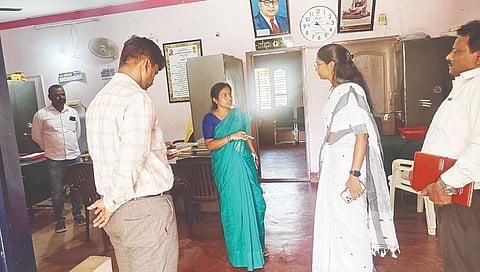 ಕಿಕ್ಕೇರಿ ಗ್ರಾಪಂ ಕಚೇರಿಗೆ ಜಿಪಂ ಸಿಇಒ ಕೆ.ಆರ್.ನಂದಿನಿ ಭೇಟಿ ನೀಡಿ ಕಡತ ಪರಿಶೀಲಿಸಿ ಸಾರ್ವಜನಿಕರ ಅಹವಾಲು ಸ್ವೀಕರಿಸಿದರು. ಸುಂದರ್‌ರಾಜ್, ಸುಷ್ಮಾ ಮತ್ತಿತರರಿದ್ದರು.