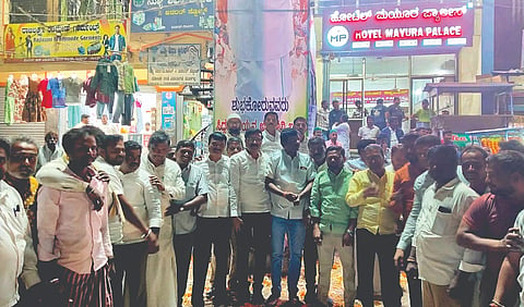 ಮುದಗಲ್‌ನಲ್ಲಿ ಕಾಂಗ್ರೆಸ್ ಕಾರ್ಯಕರ್ತರು ಬುಧವಾರ ಪಟಾಕಿ ಸಿಡಿಸಿ ಸಿಹಿ ಹಂಚಿ ಸಂಭ್ರಮಿಸಿದರು. ಮುಖಂಡರಾದ ಎಸ್.ಆರ್. ರಸೂಲ್, ಪುರಸಭೆ ಮಾಜಿ ಉಪಾಧ್ಯಕ್ಷ ಅಜ್ಮೀರ್ ಬೆಳ್ಳಿಕಟ್, ಬಸವರಾಜ ಜೆಲ್ಲಿ, ಖಾಲೀದ್, ಗಫೂರ್ ಖಾನ್ ಇತರರಿದ್ದರು.