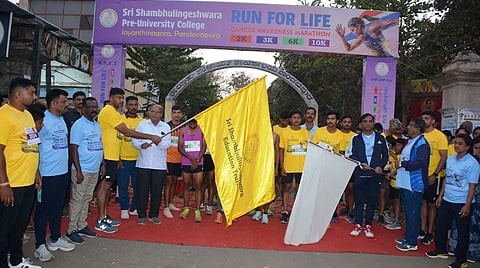 ಪಾಂಡವಪುರ ಪಟ್ಟಣದಲ್ಲಿ ಐದುದೀಪದ ವೃತ್ತದಲ್ಲಿ ಮ್ಯಾರಥಾನ್ ಓಟದ ಸ್ಪರ್ಧೆಗೆ ಶಾಸಕ ದರ್ಶನ್‌ಪುಟ್ಟಣ್ಣಯ್ಯ   ಚಾಲನೆ ನೀಡಿದರು. ಭಾರತ್ ಕ್ಯಾನ್ಸರ್ ಆಸ್ಪತ್ರೆ ವೈದ್ಯ ಡಾ.ಚೇತನ್, ಎಸ್‌ಬಿಐ ರೀಜನಲ್ ಮ್ಯಾನೇಜರ್ ವೀರಭದ್ರೇಗೌಡ,   ತಾಲೂಕು ಆರೋಗ್ಯಾಧಿಕಾರಿ ಡಾ.ಸಿ.ಎ.ಅರವಿಂದ್, ಸಬ್ ಇನ್ಸ್‌ಪೆಕ್ಟರ್ ಉಮೇಶ್ ಇತರರು ಇದ್ದರು. 