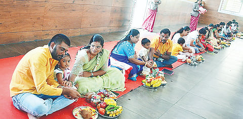ಪಾಂಡವಪುರ ಪಟ್ಟಣದ ಬಿಜಿಎಸ್ ಶಾಲೆಯಲ್ಲಿ ನಡೆದ ಅಕ್ಷರಾಭ್ಯಾಸ ಕಾರ‌್ಯಕ್ರಮದಲ್ಲಿ ಪಾಲಕರು ಮಕ್ಕಳಿಗೆ ಅಕ್ಷರಾಭ್ಯಾಸ ಮಾಡಿಸಿದರು.