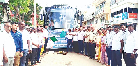 ಪಾಂಡವಪುರ ತಾಲೂಕಿನಿಂದ ಹೈನುಗಾರಿಕೆ ಕುರಿತು ಅಧ್ಯಯನ ಪ್ರವಾಸಕ್ಕಾಗಿ ಗುಜರಾತ್‌ಗೆ ಹೊರಟ ಡೇರಿ ಸದಸ್ಯರು, ಕಾಯಶರ್ಶದರ್ಶಿಗಳ ಪ್ರವಾಸಕ್ಕೆ ಮನ್‌ಮುಲ್ ಮುಖ್ಯವ್ಯವಸ್ಥಾಪಕ ನಿರ್ದೇಶಕ ಎಚ್.ಆರ್.ರಘು, ಮನ್‌ಮುಲ್ ನಿರ್ದೇಶಕ ಸಿ.ಶಿವಕುಮಾರ್ ಚಾಲನೆ ನೀಡಿದರು.