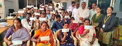 ಪಾಂಡವಪುರದ ಮನ್‌ಮುಲ್ ಉಪವ್ಯವಸ್ಥಾಪಕರ ಕಚೇರಿಯಲ್ಲಿ ವಿವಿಧ ಯೋಜನೆಯ ಫಲಾನುಭವಿಗಳಿಗೆ ಮನ್‌ಮುಲ್ ನಿರ್ದೇಶಕ ಸಿ.ಶಿವಕುಮಾರ್ ಚೆಕ್ ವಿತರಿಸಿದರು.
