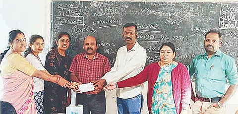 ಬಾಳೆಲೆ ವಿಜಯಲಕ್ಷ್ಮೀ ಪ್ರೌಢಶಾಲೆ ಹಳೇ  ವಿದ್ಯಾರ್ಥಿಗಳು ಬಡ ವಿದ್ಯಾರ್ಥಿಗಳ ಶಿಕ್ಷಣವನ್ನು ಪ್ರೋತ್ಸಾಹಿಸಲು ಧನಸಹಾಯ ಮಾಡಿದರು. ಮನೋಜ್, ಚಂದ್ರಾವತಿ, ಪ್ರಫುಲಾ, ಲಕ್ಷ್ಮೀ, ಮಮತಾ, ಸುಮಾ, ದಿವ್ಯಾ ಇತರರು ಇದ್ದರು. 