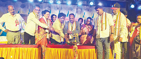 ಗದ್ದೆಹಳ್ಳ ಸರ್ಕಾರಿ ಹಿರಿಯ ಪ್ರಾಥಮಿಕ ಶಾಲೆಯ ವಾರ್ಷಿಕೋತ್ಸವ ಸಮಾರಂಭದಲ್ಲಿ ಕುಶಾಲನಗರ ತಾಲೂಕು ಗ್ಯಾರಂಟಿ ಅನುಷ್ಠಾನ ಸಮಿತಿಯ ಅಧ್ಯಕ್ಷ ವಿ.ಪಿ.ಶಶಿಧರ್ ಮಾತನಾಡಿದರು. ವಿ.ಜಿ.ಲೋಕೇಶ್,  