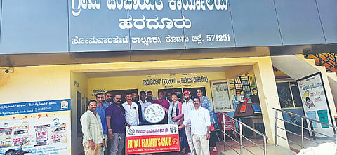  ಹರದೂರು ಗ್ರಾಮ ಪಂಚಾಯಿತಿ ಕಚೇರಿಗೆ ಗೋಡೆ ಗಡಿಯಾರವನ್ನು ಅಧ್ಯಕ್ಷೆ ಭೋಜಮ್ಮ ಪಂಚಾಯಿತಿ ಅಧಿಕಾರಿ ಪೂರ್ಣಿಮಾ ಅವರಿಗೆ ಹಸ್ತಾಂತರಿಸಲಾಯಿತು. ವಿ.ಸಂತೋಷ್, ಸುಧಾಕರ್, ಮುಸ್ತಫಾ ಇತರರು ಇದ್ದರು. 