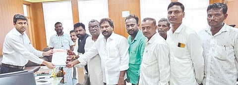 ವಡಗೇರಾ ತಾಲೂಕಿನ ಬೆಂಡೆಬೆಂಬಳಿ ಗ್ರಾಮದಲ್ಲಿ ಅಕ್ರಮವಾಗಿ ಮುರಂ ಸಾಗಣೆ ಮಾಡುತ್ತಿರುವವರ ವಿರುದ್ಧ ಸೂಕ್ತ ಕ್ರಮ ಕೈಗೊಂಡು, ಪಹಣಿಯಲ್ಲಿ ಹೆಸರು ಸೇರ್ಪಡೆ ಮಾಡಲು ಆದೇಶ ಮಾಡುವಂತೆ ಆಗ್ರಹಿಸಿ ಮಾದಿಗ ಮೀಸಲಾತಿ ಹೋರಾಟ ಸಮಿತಿಯಿಂದ ಜಿಲ್ಲಾಧಿಕಾರಿಗೆ ಸೋಮವಾರ ಮನವಿ ಸಲ್ಲಿಸಲಾಯಿತು. ಗಣೇಶ್​ ದುಪ್ಪಲ್ಲಿ, ಮಲ್ಲು ಬೆಳಗೇರಾ, ಯೇಸು ಮೇಲಗಿರಿ, ಶಿವಶರಣ, ಹಿರಿಯ ಮುಖಂಡ ಮಲ್ಲಪ್ಪ ಅಭಿಶಾಳ ಇತರರಿದ್ದರು.