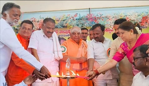 ಅರಸೀಕೆರೆ ನಗರದ ಸಿಂಧೂ ಭವನದಲ್ಲಿ ಮಾದಿಗ ಸಮುದಾಯದ ವತಿಯಿಂದ ಹಮ್ಮಿಕೊಂಡಿದ್ದ ಪ್ರತಿಭಾ ಪುರಸ್ಕಾರ ಹಾಗೂ ಸಚಿವರ ಸನ್ಮಾನ ಕಾರ್ಯಕ್ರಮವನ್ನು ಗಣ್ಯರು ಉದ್ಘಾಟಿಸಿದರು. ಶ್ರೀ ಶಿವಾನಂದ ಶಿವಯೋಗಿ ರಾಜೇಂದ್ರ ಸ್ವಾಮೀಜಿ, ಶ್ರೀಷಡಕ್ಷರಿ ಸ್ವಾಮೀಜಿ, ಕೆ.ಎಂ.ಶಿವಲಿಂಗೇಗೌಡ, ಬಸವಂತಪ್ಪ, ನಾರಾಯಣ ಸ್ವಾಮಿ, ವತ್ಸಲಾ ಶೇಖರಪ್ಪ ಇತರರಿದ್ದರು.