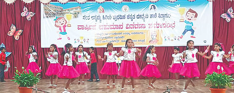  ಸಂತ ಅನ್ನಮ್ಮ ಕನ್ನಡ ಮಾಧ್ಯಮ ಶಾಲೆಯ ವಾರ್ಷಿಕ ಪ್ರಶಸ್ತಿ ಪ್ರದಾನ ಕಾರ್ಯಕ್ರಮ ದಲ್ಲಿ ನೃತ್ಯ ಮಾಡಿದ ಮಕ್ಕಳು.