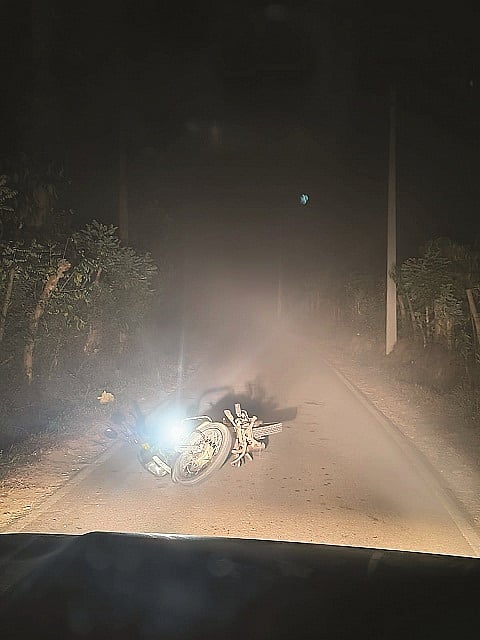 ಕರಡಿಗೋಡು ಸಮೀಪ ಕಾಡಾನೆ ದಾಳಿಗೆ ಬೈಕ್ ಜಖಂ ಆಗಿರುವುದು.