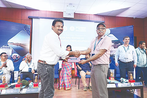 ಕೆ.ಆರ್.ಸಾಗರದ ಕರ್ನಾಟಕ ಇಂಜಿನಿಯರಿಂಗ್ ಸಂಶೋಧನಾ ಕೇಂದ್ರದಲ್ಲಿ ಆಯೋಜಿಸಿದ್ದ ಕಾರ್ಯಾಗಾರದ ಸಮರೋಪದಲ್ಲಿ ಶಿಬಿರಾರ್ಥಿಗಳಿಗೆ ಪ್ರಮಾಣ ಪತ್ರ ನೀಡಲಾಯಿತು. ಅಮಿತ್ ರಂಜನ್,  ಕೆ.ಜಿ.ಮಹೇಶ್, ಪಿ.ಚಂದ್ರಶೇಖರ್ ಇದ್ದರು.