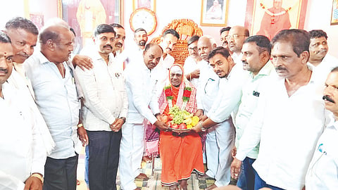 ಸಚಿವರಾಗಿ ಅಧಿಕಾರ ಸ್ವೀಕರಿಸಿದ ಬಳಿಕ ತಿ.ನರಸೀಪುರ ತಾಲೂಕಿನ ವಾಟಾಳು ಗ್ರಾಮದಲ್ಲಿ ಶ್ರೀ ಸೂರ್ಯಸಿಂಹಾಸನ ಮಠಕ್ಕೆ ಭಾನುವಾರ ಸಿ.ಪುಟ್ಟರಂಗಶೆಟ್ಟಿ ಭೇಟಿ ನೀಡಿ ಸಿದ್ದಲಿಂಗ ಶಿವಾಚಾರ್ಯ ಸ್ವಾಮೀಜಿ ಅವರ ಆಶೀರ್ವಾದ ಪಡೆದರು. ಆಲ್ದೂರು ಸಿ.ರಾಜಶೇಖರ್, ರಾಜಪ್ಪ, ರಾಮಸಮುದ್ರ ಪುಟ್ಟಸ್ವಾಮಿ, ಬಸವರಾಜು, ಶಿವಮೂರ್ತಿ ಇತರರು ಇದ್ದರು.