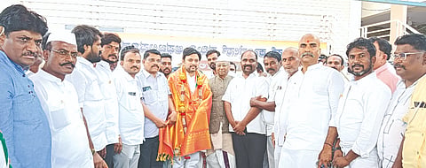 ಅಫಜಲಪುರದಲ್ಲಿ ಹಮ್ಮಿಕೊಂಡಿದ್ದ ಸಂಟನಾ ಸೃಜನ್​ ಅಭಿಯಾನದಲ್ಲಿ ಎಐಸಿಸಿ ವೀಕ್ಷಕ ವಿಶ್ವಜಿತ್​ ಕದಂ ಅವರನ್ನು ಬ್ಲಾಕ್​ ಕಾಂಗ್ರೆಸ್​ನಿಂದ ಸನ್ಮಾನಿಸಲಾಯಿತು. ಶಾಸಕ ಎಂ.ವೈ.ಪಾಟೀಲ್​, ಎಂಎಲ್​ಸಿ ಜಗದೇವ ಗುತ್ತೇದಾರ್​, ಕೆಕೆಆರ್​ಟಿಸಿ ಅಧ್ಯಕ್ಷ ಅರುಣಕುಮಾರ ಪಾಟೀಲ್​, ಕೆಪಿಸಿಸಿ ವೀಕ್ಷಕ ಅರವಿಂದ ಅರಳಿ, ಜೆಸ್ಕಾಂ ಅಧ್ಯಕ್ಷ ಪ್ರವಿಣ ಪಾಟೀಲ್​ ಹರವಾಳ ಇದ್ದರು.