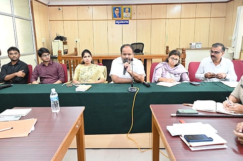 ಗುಂಡ್ಲುಪೇಟೆ ಪಟ್ಟಣದ ತಾಲೂಕು ಕಚೇರಿ ಸಭಾಂಗಣದಲ್ಲಿ ಶ್ರೀರೂಪಾ ನೇತೃತ್ವದಲ್ಲಿ ಸಭೆ ಆಯೋಜಿಸಲಾಗಿತ್ತು. ಗಣೇಶ್ ಪ್ರಸಾದ್, ದಿನೇಶ್ ಕುಮಾರ್ ಮೀನಾ, ಎಂ.ಎಸ್.ತನ್ಮಯಿ, ಮೋನಾರೋತ್, ಮುತ್ತುರಾಜ್, ಸ್ನೇಹಾರಾಜ್ ಇದ್ದರು.
