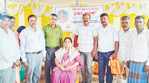 ಶಿಕ್ಷಕಿ ರಾಜೇಶ್ವರಿ ಅವರನ್ನು ಗ್ರಾಮಸ್ಥರು ಆತ್ಮೀಯವಾಗಿ ಸನ್ಮಾನಿಸಿ ಬೀಳ್ಕೊಟ್ಟರು.