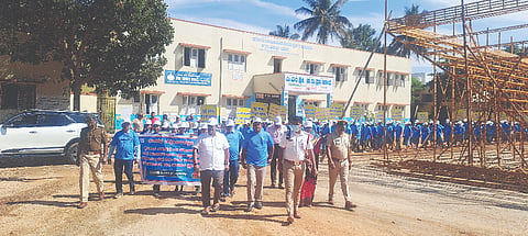 ಚನ್ನರಾಯಪಟ್ಟಣ ಪುರಸಭೆ ಕಾರ್ಯಾಲಯದ ವತಿಯಿಂದ ಆಯೋಜಿಸಲಾಗಿದ್ದ ಸ್ವಚ್ಛತಾ ಜಾಗೃತಿ ಜಾಥಾದಲ್ಲಿ ಶಾಸಕ ಸಿ ಎನ್ ಬಾಲಕೃಷ್ಣ ಪಾಲ್ಗೊಂಡಿದ್ದರು. ಚರಣ್ ಗೌಡ, ಬಿ.ಆರ್. ರಮೇಶ್, ಆರ್.ಯತೀಶ್ ಕುಮಾರ್ ಇತರರಿದ್ದರು.