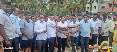 ಚನ್ನರಾಯಪಟ್ಟಣದ  ವಾರ್ಡ್ ನಂ.1 ರಲ್ಲಿ ನದಿ ಮೂಲದಿಂದ ಕುಡಿಯುವ ನೀರು ಕಲ್ಪಿಸುವ 25 ಲಕ್ಷ ರೂ. ವೆಚ್ಚದ ಕಾಮಗಾರಿಗೆ ಶಾಸಕ ಸಿ.ಎನ್.ಬಾಲಕೃಷ್ಣ ಭೂಮಿಪೂಜೆ ನೆರವೇರಿಸಿದರು. ಆರ್.ಯತೀಶ್, ಜಿ.ಆರ್. ಸುರೇಶ್, ಕಿರಣ್, ಕಾಂತಣ್ಣ, ನಂಜುಂಡಪ್ಪ, ಮಂಜಣ್ಣ, ರಾಜು, ಶಿವು, ಮಂಜುನಾಥ್ ಇದ್ದರು. 