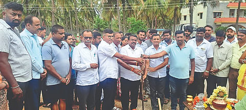 ಚನ್ನರಾಯಪಟ್ಟಣದ  ವಾರ್ಡ್ ನಂ.1 ರಲ್ಲಿ ನದಿ ಮೂಲದಿಂದ ಕುಡಿಯುವ ನೀರು ಕಲ್ಪಿಸುವ 25 ಲಕ್ಷ ರೂ. ವೆಚ್ಚದ ಕಾಮಗಾರಿಗೆ ಶಾಸಕ ಸಿ.ಎನ್.ಬಾಲಕೃಷ್ಣ ಭೂಮಿಪೂಜೆ ನೆರವೇರಿಸಿದರು. ಆರ್.ಯತೀಶ್, ಜಿ.ಆರ್. ಸುರೇಶ್, ಕಿರಣ್, ಕಾಂತಣ್ಣ, ನಂಜುಂಡಪ್ಪ, ಮಂಜಣ್ಣ, ರಾಜು, ಶಿವು, ಮಂಜುನಾಥ್ ಇದ್ದರು.