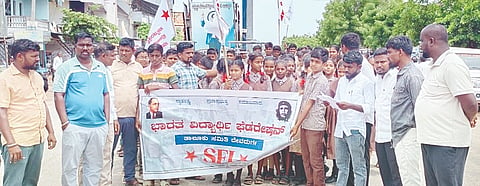 ಜಾಲಹಳ್ಳಿಯಲ್ಲಿ ಮಂಗಳವಾರ ಎಸ್‌ಎಫ್‌ಐ ನೇತೃತ್ವದಲ್ಲಿ ವಿದ್ಯಾರ್ಥಿಗಳು ಪ್ರತಿಭಟನೆ ನಡೆಸಿದರು. ಪ್ರಮುಖರಾದ ಮಹಾಲಿಂಗ ದೊಡ್ಡಮನಿ, ಶಬ್ಬೀರ್, ಸಂತೋಷ್ ತ್ಯಾಪ್ಲಿ, ಅಭಿಷೇಕ್, ರಿಯಾಜ್ ಆರ್ಥಿ, ರಾಜು ನಾಯಕ, ಮೌನೇಶ,ಮುಕ್ತಂ ಪಾಷಾ ಇತರರಿದ್ದರು.