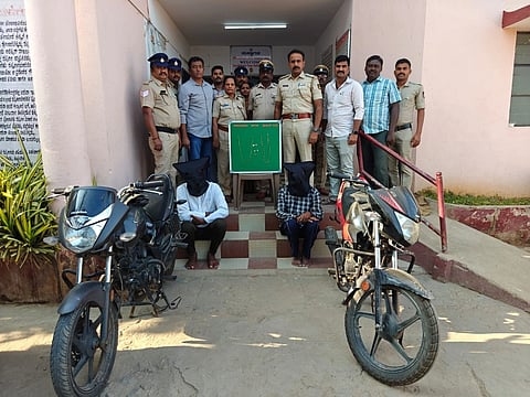 Two jewellery thieves arrested, gold jewellery seized