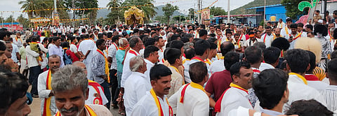  ಹನೂರಿನಲ್ಲಿ ನಾಡಪ್ರಭು ಕೆಂಪೇಗೌಡರ ಪುತ್ಥಳಿ ಮೆರವಣಿಗೆಯು ಸಾವಿರಾರು ಜನರ ಸಮ್ಮುಖದಲ್ಲಿ ವಿಜೃಂಭಣೆಯಿಂದ ನೆರವೇರಿತು. 