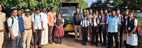 ಕಾಡಂಚಿನ ಗ್ರಾಮ ಪಚ್ಚೆದೊಡ್ಡಿ ವಿದ್ಯಾರ್ಥಿಗಳಿಗೆ ಅರಣ್ಯ ಇಲಾಖೆ ವತಿಯಿಂದ ವಾಹನ ಸೌಕರ್ಯಕ್ಕೆ ಚಾಲನೆ ನೀಡಲಾಯಿತು. ಭಾಸ್ಕರ್, ವಿರಾಜ್ ಹೊಸೂರ್, ನಾಗರಾಜು ಇತರರು ಇದ್ದರು. 