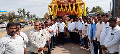 ಹನೂರಿಗೆ ಆಗಮಿಸಿ ಸುತ್ತೂರು ಜಾತ್ರಾ ಮಹೋತ್ಸವದ ಪ್ರಚಾರ ರಥವನ್ನು ವಿವಿಧ ಸಮುದಾಯದ ಮುಖಂಡರು ಆತ್ಮೀಯವಾಗಿ ಸ್ವಾಗತಿಸಿದರು. ಸೋಮಶೇಖರ್, ಡಾ.ಎಸ್ ದತ್ತೇಶ್‌ಕುಮಾರ್, ಮುರುಡೇಶ್ವರಸ್ವಾಮಿ, ಮಣಿ, ವಿನೋದ್ ಇತರರು ಇದ್ದರು. 