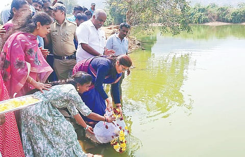  ಹನೂರು ತಾಲೂಕಿನ ಕಂಡಯ್ಯನ ಪಾಳ್ಯದ ಪರಚಕಟ್ಟೆ ಕೆರೆಗೆ ಜಿಪಂ ಸಿಇಒ ಮೋನಾರೋತ್ ಅವರು ಮೀನಿನ ಮರಿಗಳನ್ನು ಬಿಟ್ಟರು. ಉಮೇಶ್, ಮಹದೇವಪ್ರಭು ಇತರರಿದ್ದರು. 