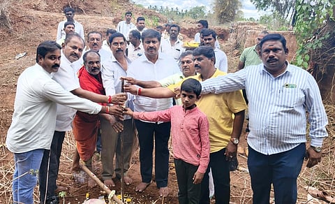  ಬಟಗುಪ್ಪೆಯಲ್ಲಿನ ಬರಹಳ್ಳದಲ್ಲಿ ಚೆಕ್ ಡ್ಯಾಂ ನಿರ್ಮಾಣ ಕಾಮಗಾರಿಗೆ ಶಾಸಕ ಎಂ.ಆರ್ ಮಂಜುನಾಥ್ ಭೂಮಿಪೂಜೆ ನೆರವೇರಿಸಿದರು. ಮಂಜೇಶ್, ರಾಜುಗೌಡ, ವಿಜಯಕುಮಾರ್ ಮತ್ತಿತರರಿದ್ದರು. 